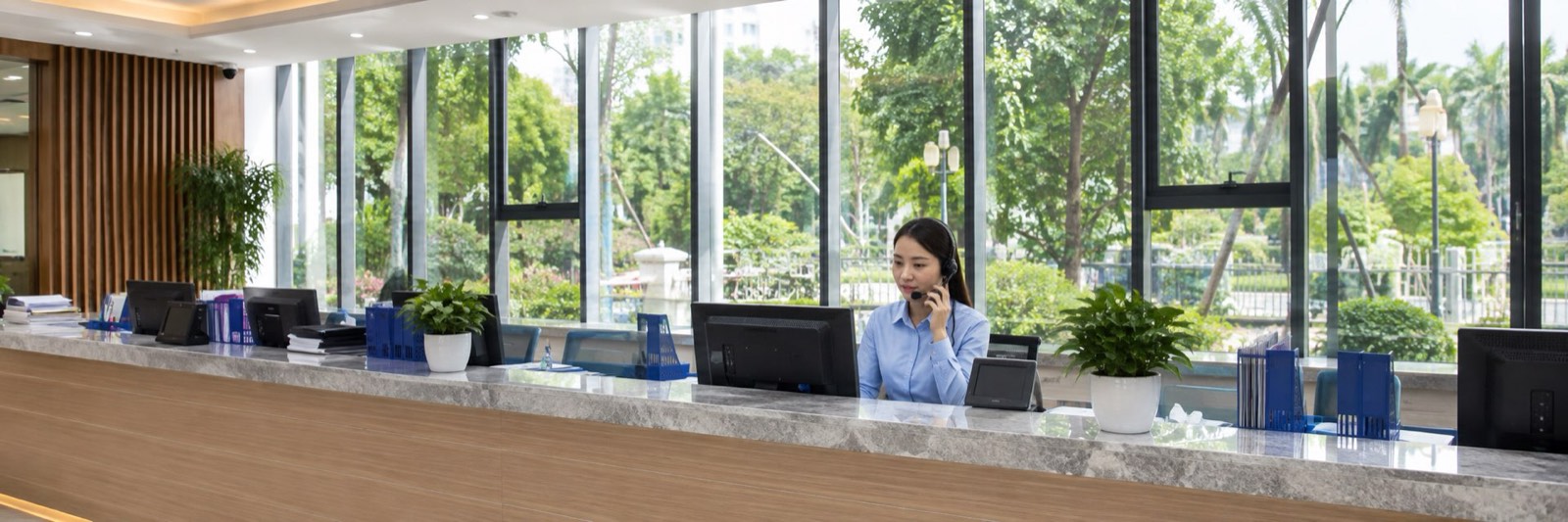 Ảnh minh họa nhân viên chăm sóc khách hàng tại quầy tiếp nhận.