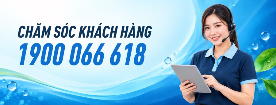 Nhân viên tổng đài đeo tai nghe, cầm máy tính bảng hỗ trợ khách hàng.