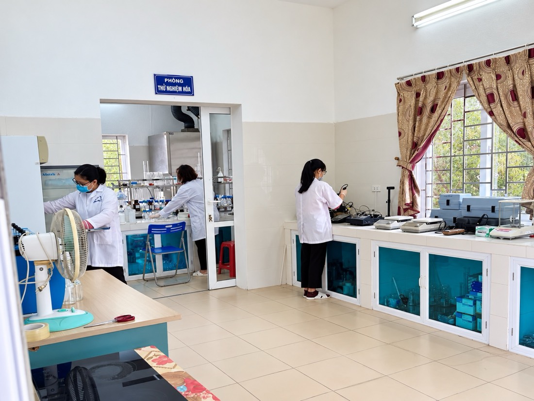 Không gian phòng thí nghiệm kiểm tra chất lượng nước của Công ty